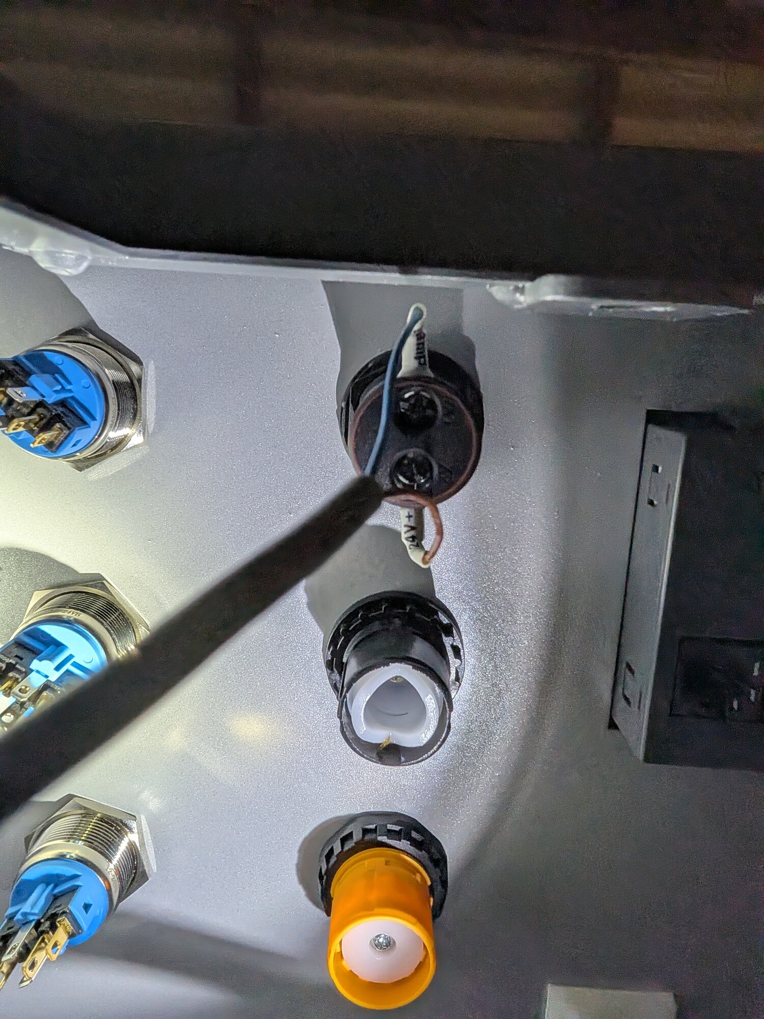 ./panel-connectors.jpg ./panel-connectors.jpg