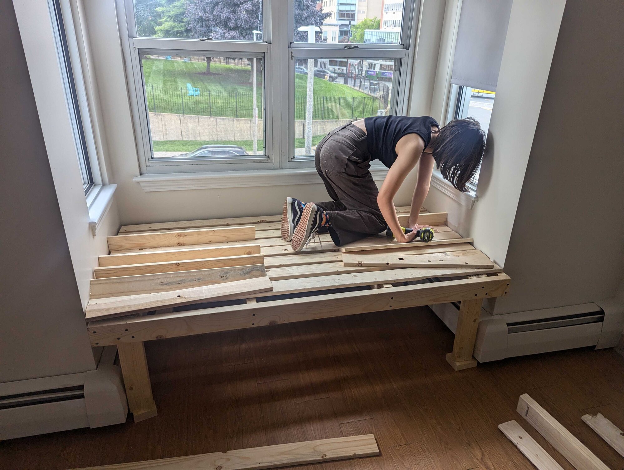 ./screwing-slats.jpg ./screwing-slats.jpg
